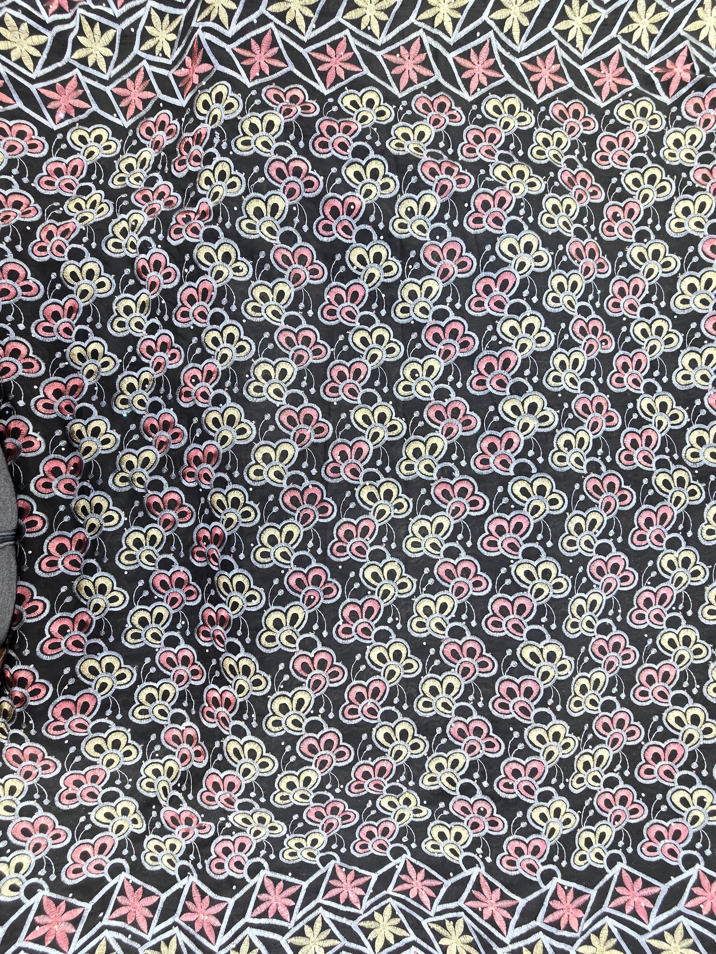 Style Brodé Autriche – Tissu Brodé Élégant TATA WAX