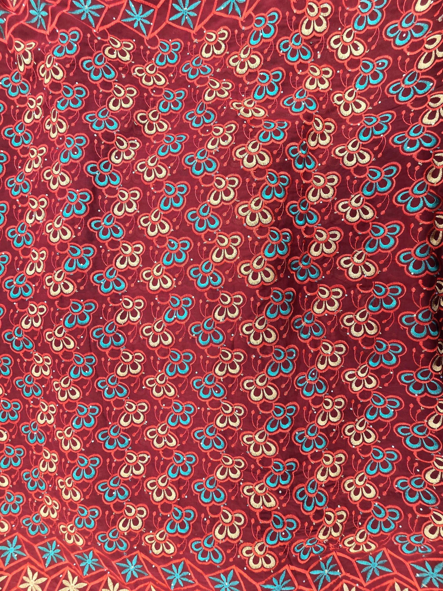 Style Brodé Autriche – Tissu Brodé Élégant