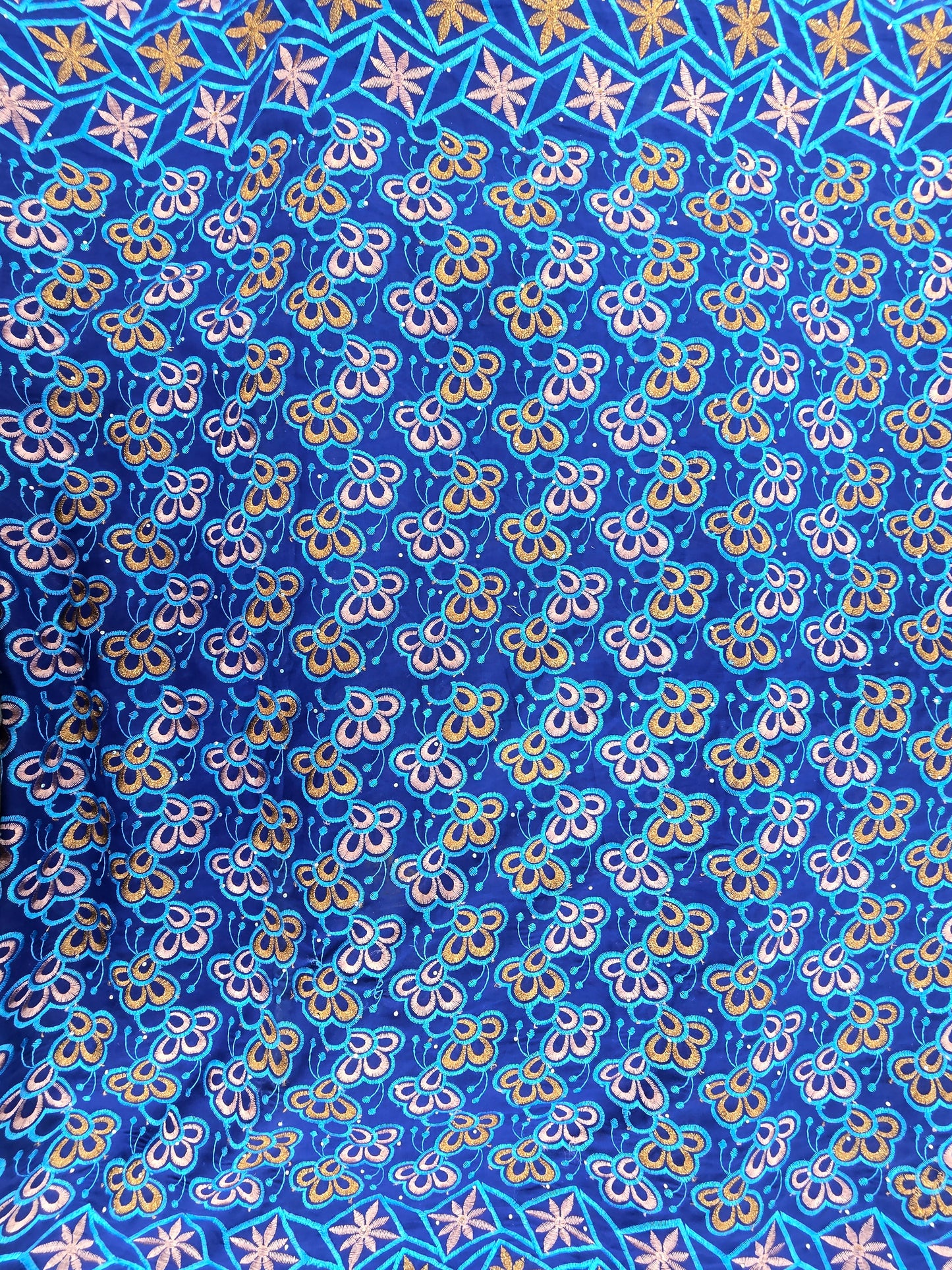 Style Brodé Autriche – Tissu Brodé Élégant