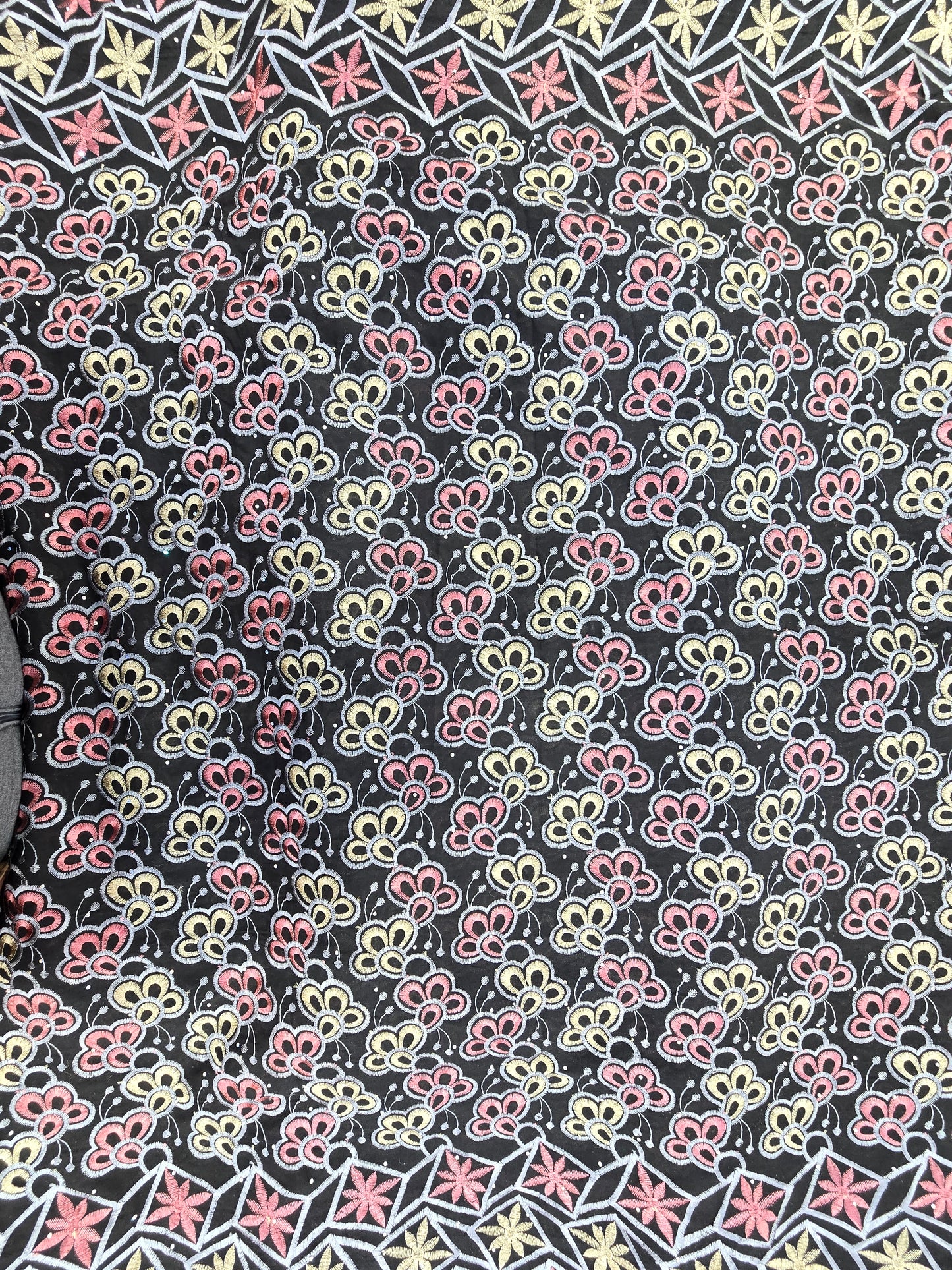 Style Brodé Autriche – Tissu Brodé Élégant